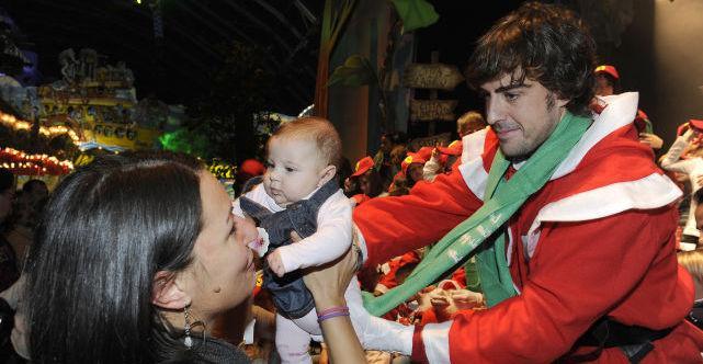 Alonso e Massa Babbi Natale alla festa degli auguri Ferrari