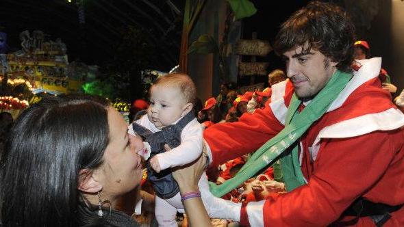 Alonso e Massa Babbi Natale alla festa degli auguri Ferrari