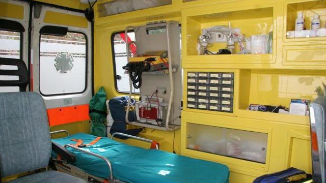 Con l’auto fuori strada, famiglia salvata