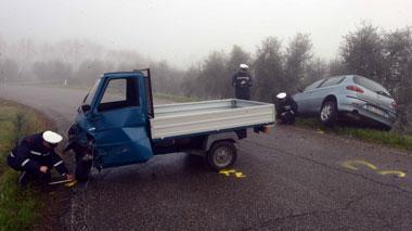 Pensionato di 89 anni muore nello scontro tra un motocarro Ape e una macchina