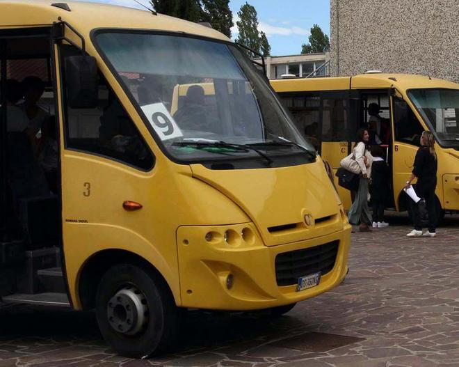 Niente bus in quattro comuni, oggi a piedi 1.500 bimbi 