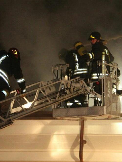 Muore nel rogo sotto gli occhi della figlia, tragedia a Ortonovo 