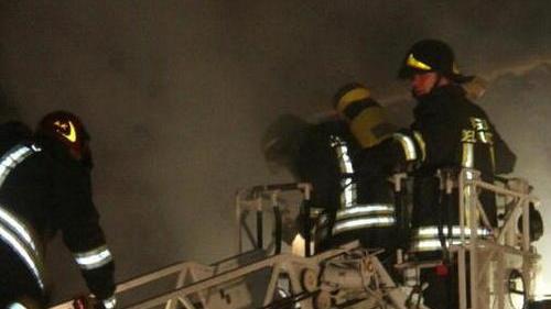 Muore nel rogo sotto gli occhi della figlia, tragedia a Ortonovo