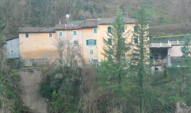 Sfollati, la casa poggia su terreno instabile
