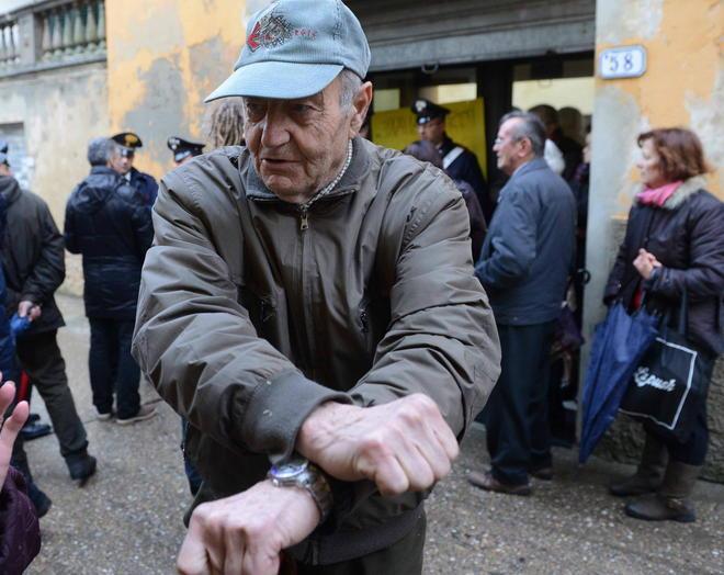 Postini scortati dai carabinieri