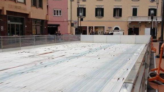 Pista del ghiaccio chiusa Polemiche sotto l’albero