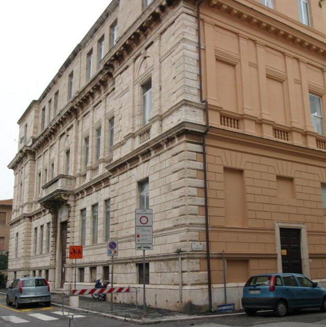 Aule ghiacciate e palestra ammuffita 