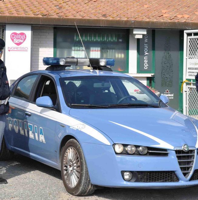 Sferra una coltellata contro la compagna La suocera lo ferma 