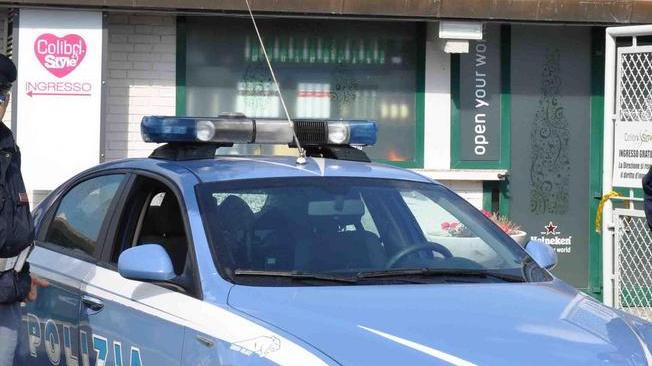 Sferra una coltellata contro la compagna La suocera lo ferma