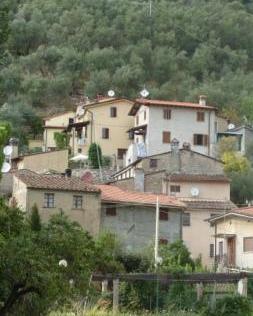 Valdicastello in piazza per le Poste chiuse