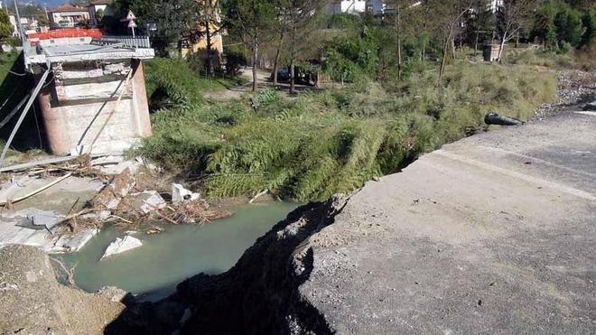Protesta di piazza contro il ponte dopo il no dell’Anas al guado