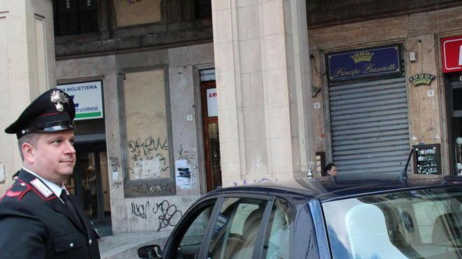 Rapina in gioielleria, via gioielli e orologi