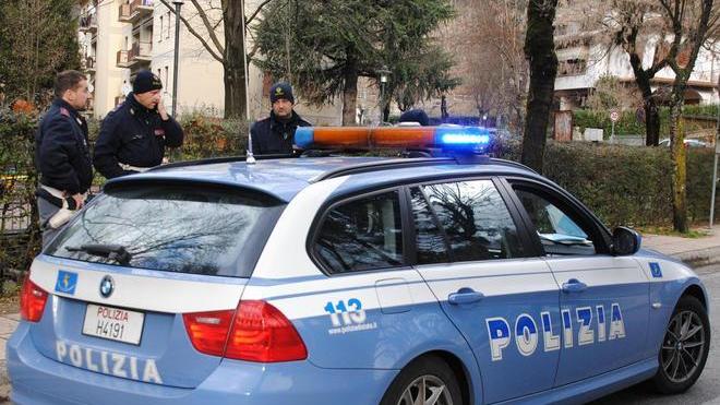 Trovata tra i rifiuti una pistola usata per rapinare una donna