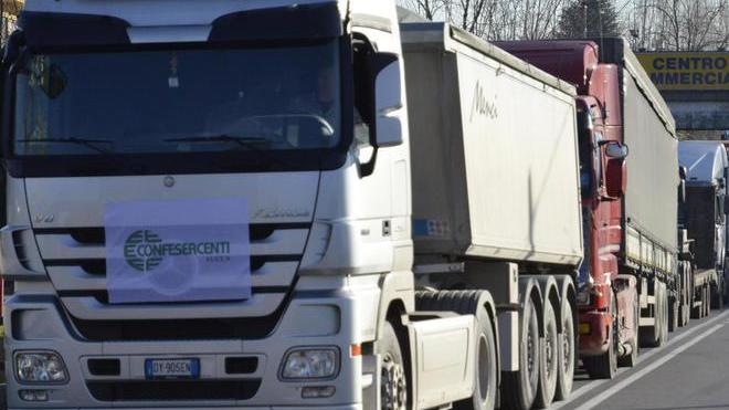 Prorogato fino al 13 gennaio il divieto anti Tir in viale Europa
