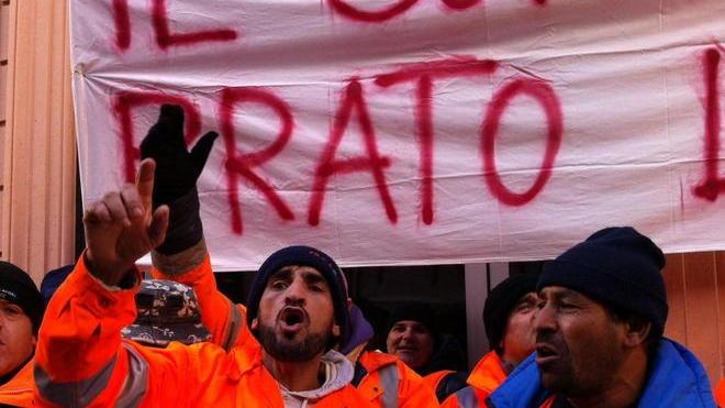 La protesta dei lavoratori della Varvarito davanti alla prefettura