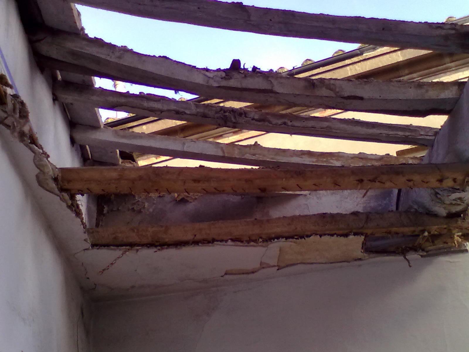 Crolla il tetto di una palazzina a Montecatini Valdicecina 