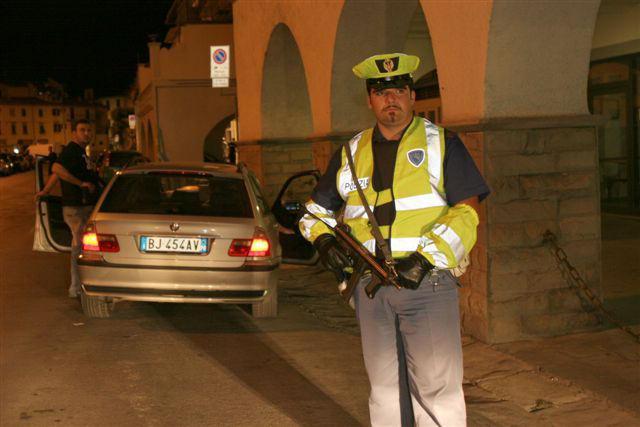 Marocchino danneggia volante polizia, denunciato 