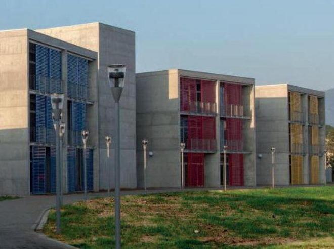 Polo scolastico al taglio del nastro 