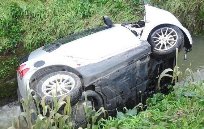 Con l’auto nel fosso viene salvato dai carabinieri 
