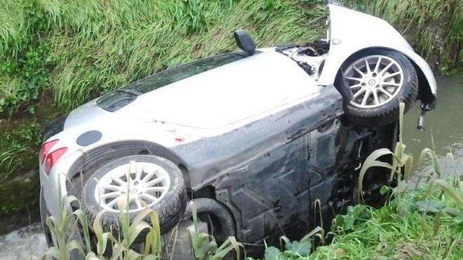 Con l’auto nel fosso viene salvato dai carabinieri