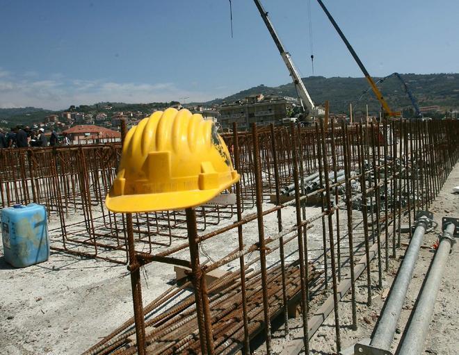 Cantieri edili, quasi la metà fuori legge 