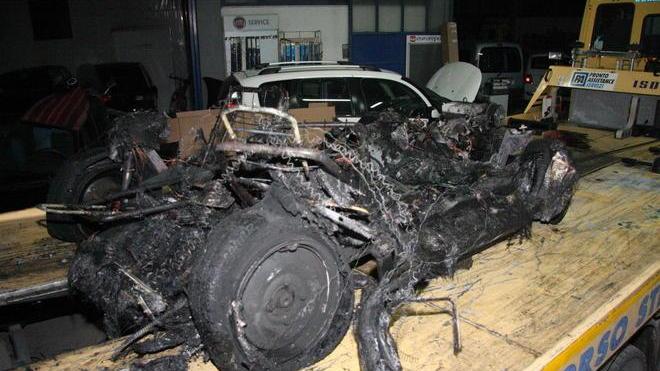 Microcar va a fuoco: traffico in tilt