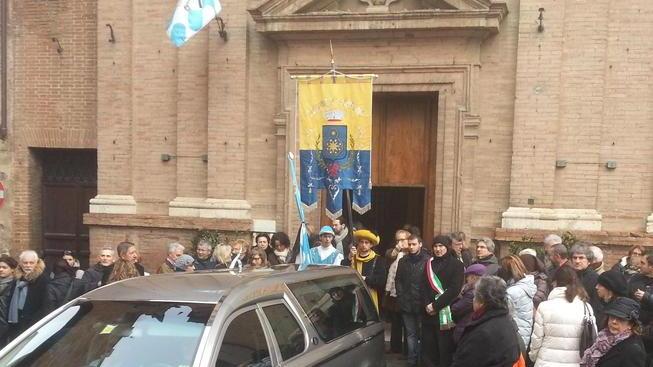 L’abbraccio all’assessore di Siena e della Maremma