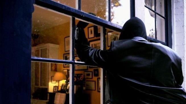 Rubano tre diamanti in un appartamento