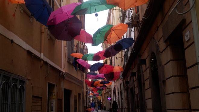 Via Università, ombrelli e fantasia 