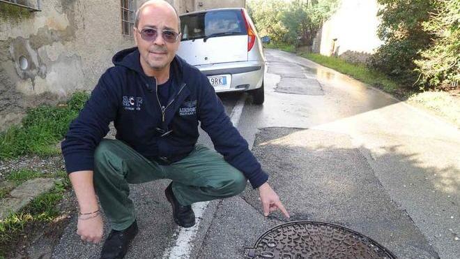 Cadono in un tombino lasciato aperto e fanno causa