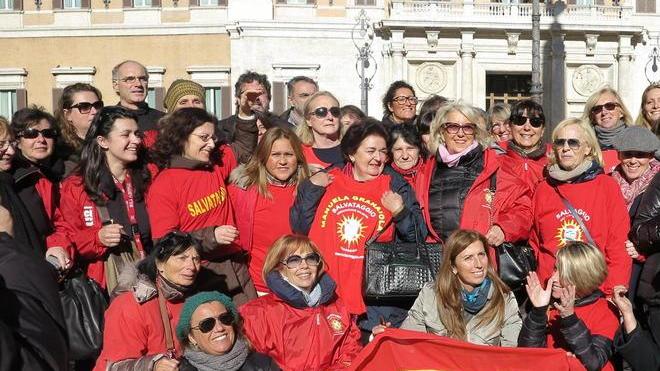 Balneari, donne e bimbi per dire no alle aste