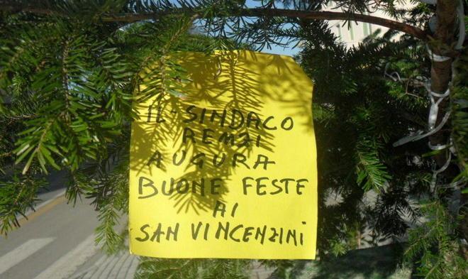 Proteste e sfottò in forma di auguri 