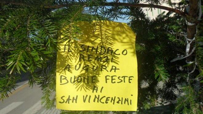 Proteste e sfottò in forma di auguri