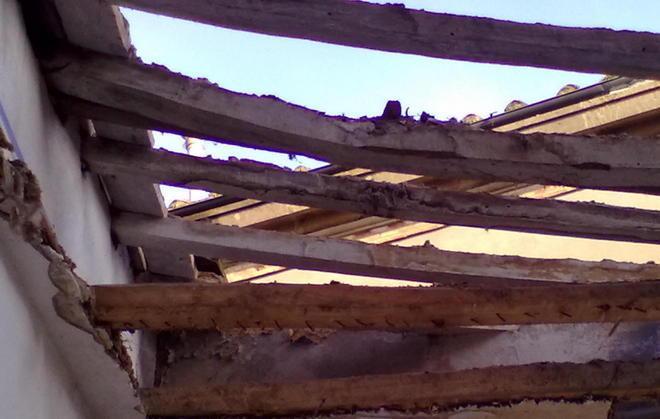 Crolla il tetto di una casa Inagibili due garage 