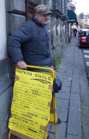 Disoccupato si incatena al Comune 