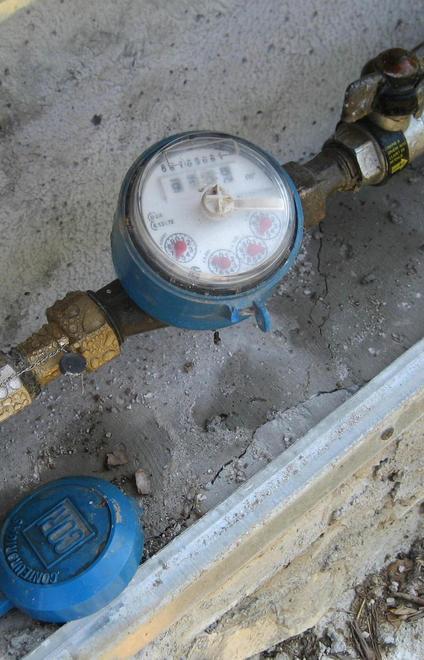 Disoccupato, orfano: senz’acqua per una maxibolletta da 8mila euro