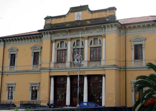 Crisi, gli assessori viaggeranno in Panda 