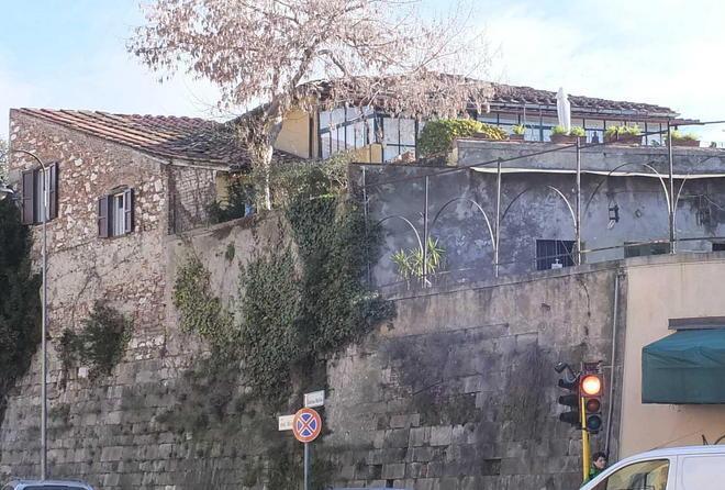 Un ristorante sulla terrazza del Bastione del Parlascio 