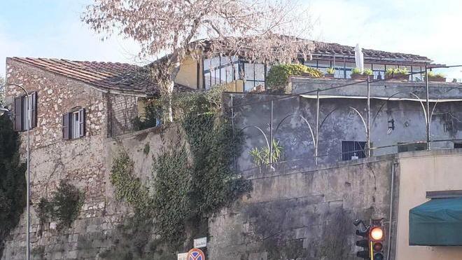 Un ristorante sulla terrazza del Bastione del Parlascio