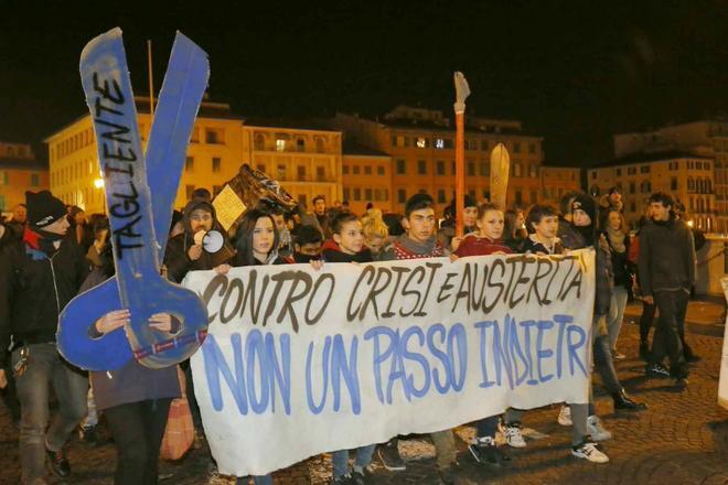 Studenti in corteo, slogan anche contro il prefetto e il questore 