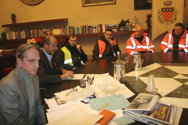 Il sindaco agli operai in piazza «Serve un sito alternativo»