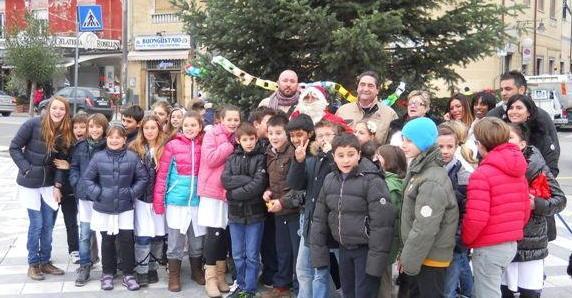 Un grande albero di Natale donato da Amia alla città