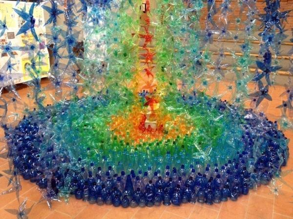 Un albero di Natale fatto con le bottiglie di plastica 