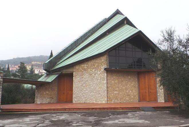 I ladri di rame rubano il tetto della chiesa 