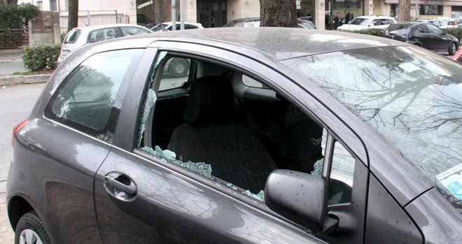 Decine di auto danneggiate nella notte 