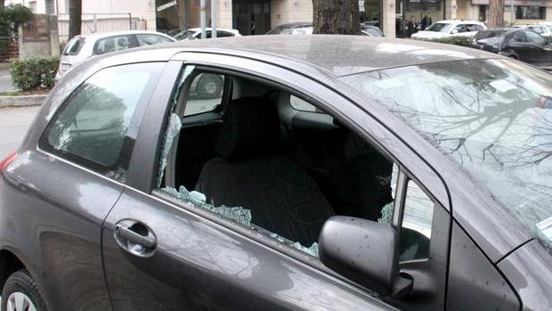 Decine di auto danneggiate nella notte