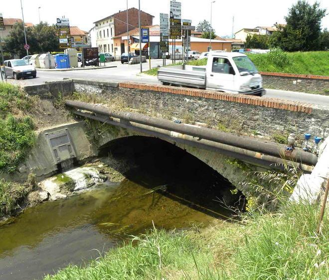 Ponte sul fosso Quadrelli in primavera i lavori 