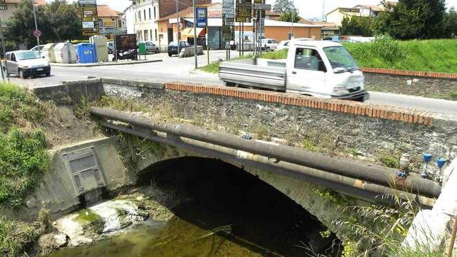 Ponte sul fosso Quadrelli in primavera i lavori