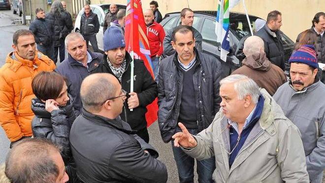 Sit in e sciopero dei lavoratori «Licenziati senza confronto»