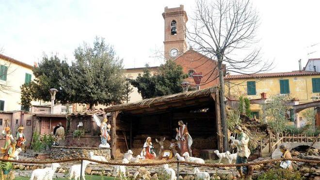 Piazza Costituzione, dopo 20 anni torna il presepe